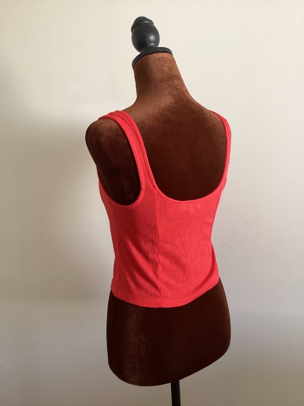 Tank with front hook closure - Picture 3 of 5
